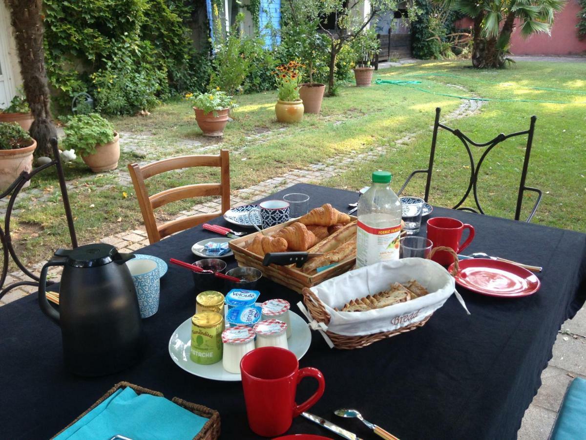 Le Mas Des Platanes Entraigues-sur-la-Sorgue Bagian luar foto